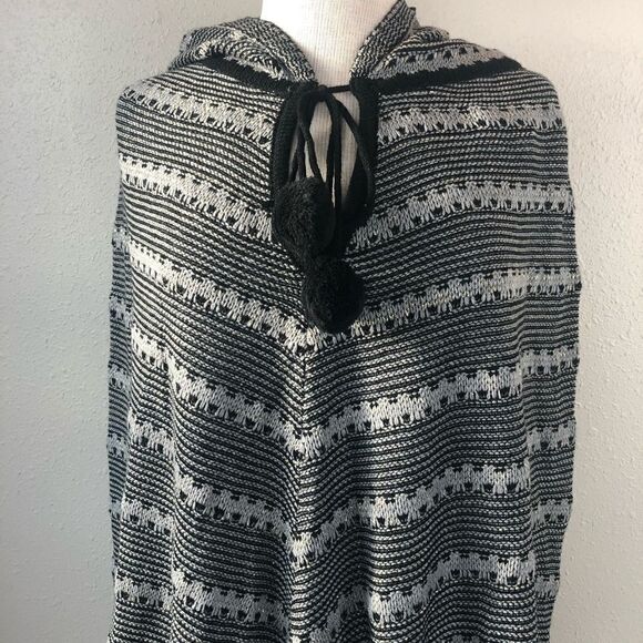 NWT BCBG MaxAria Hooded Poncho Size S/M - Picture 2 of 11